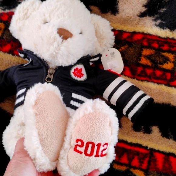 ๐งธ CANADIAN TEDDY BEAR HUDSONโS BAY Olympic Team 2012 Plush Lovable ๐งธ - Picture 4 of 16